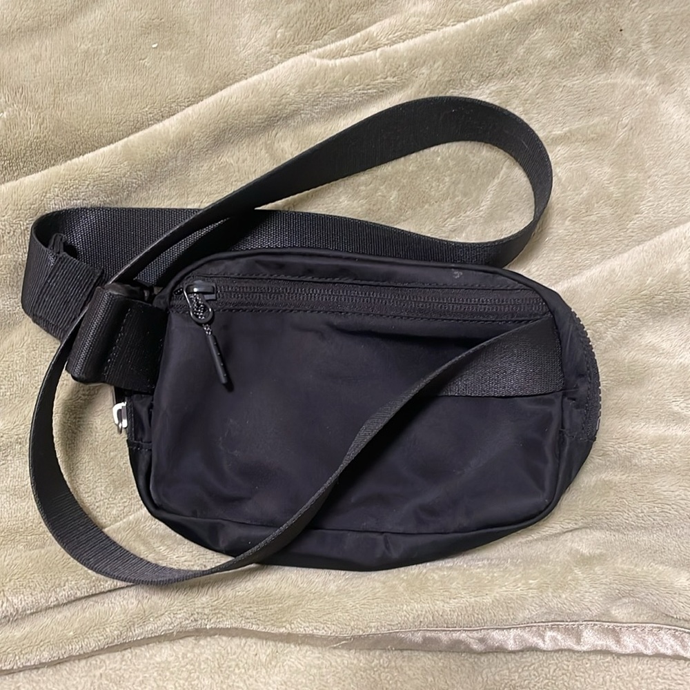 lululemon athletica Black Crossbody Belt Bag EUC - Picture 4 of 4